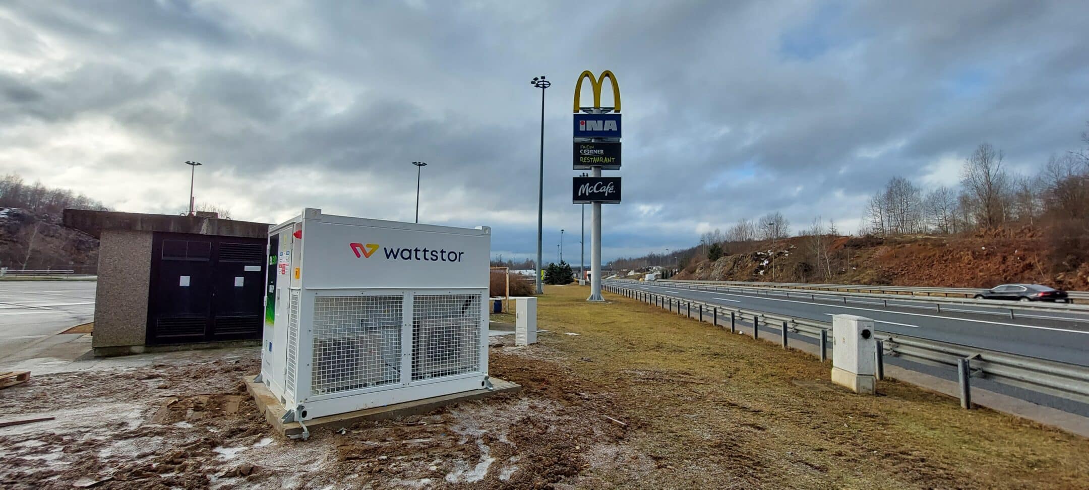 Bateriové úložiště od společnosti Wattstor pro Hrvatska Elektroprievreda v Chorvatsku, pohled na úložiště se silnicí v pozadí.
