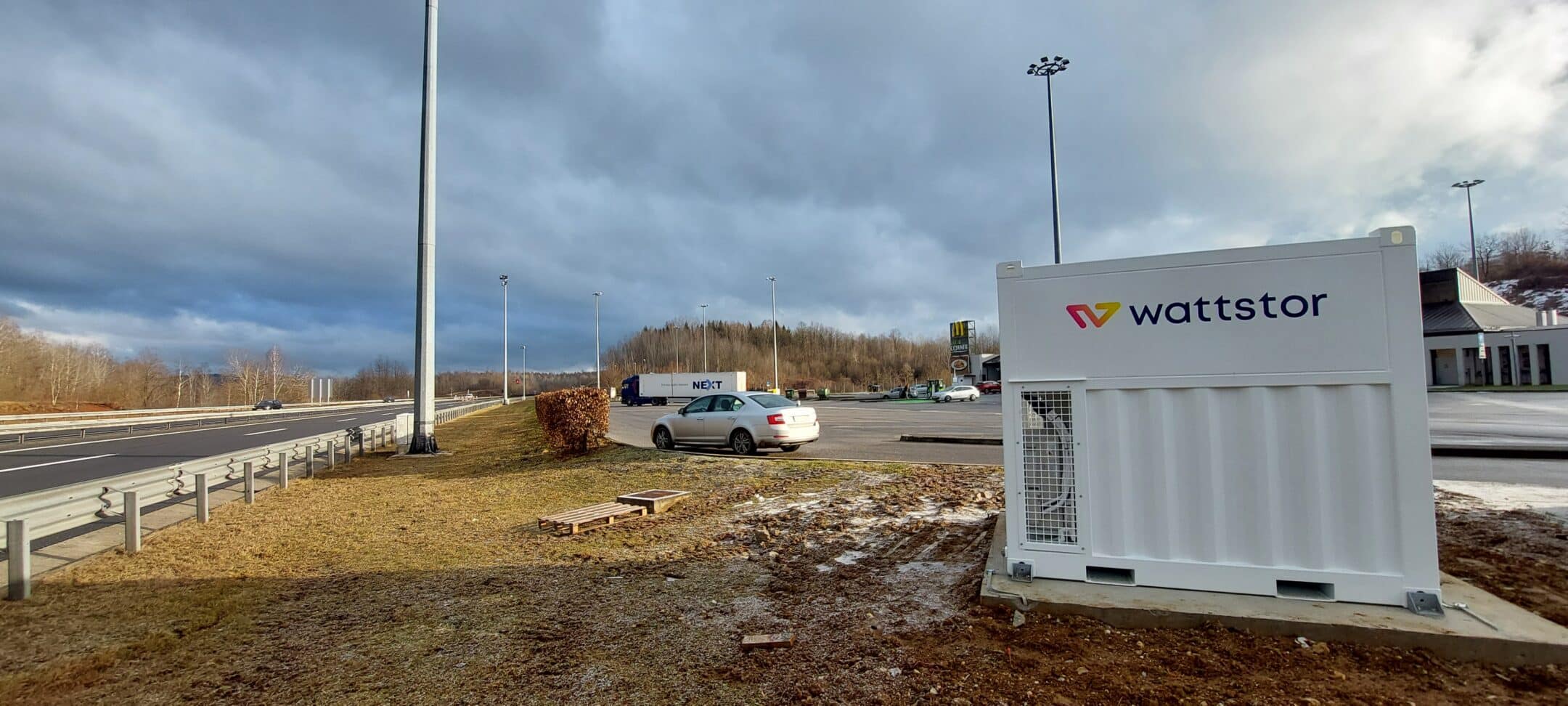 Bateriové úložiště od společnosti Wattstor pro Hrvatska Elektroprievreda v Chorvatsku, pohled na úložiště se silnicí v pozadí.