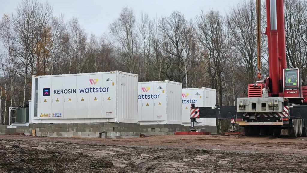 Instalace kontejnerového bateriového úložiště KEROSIN a Wattstor pomocí jeřábu