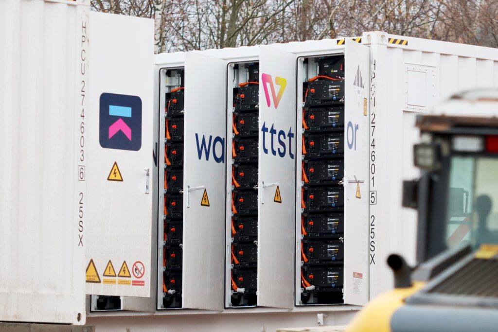 Detail otevřeného BESS kontejneru Wattstor s instalovanými bateriovými moduly a vysokonapěťovým značením, bateriové úložiště KEROSIN instalované společností Wattstor