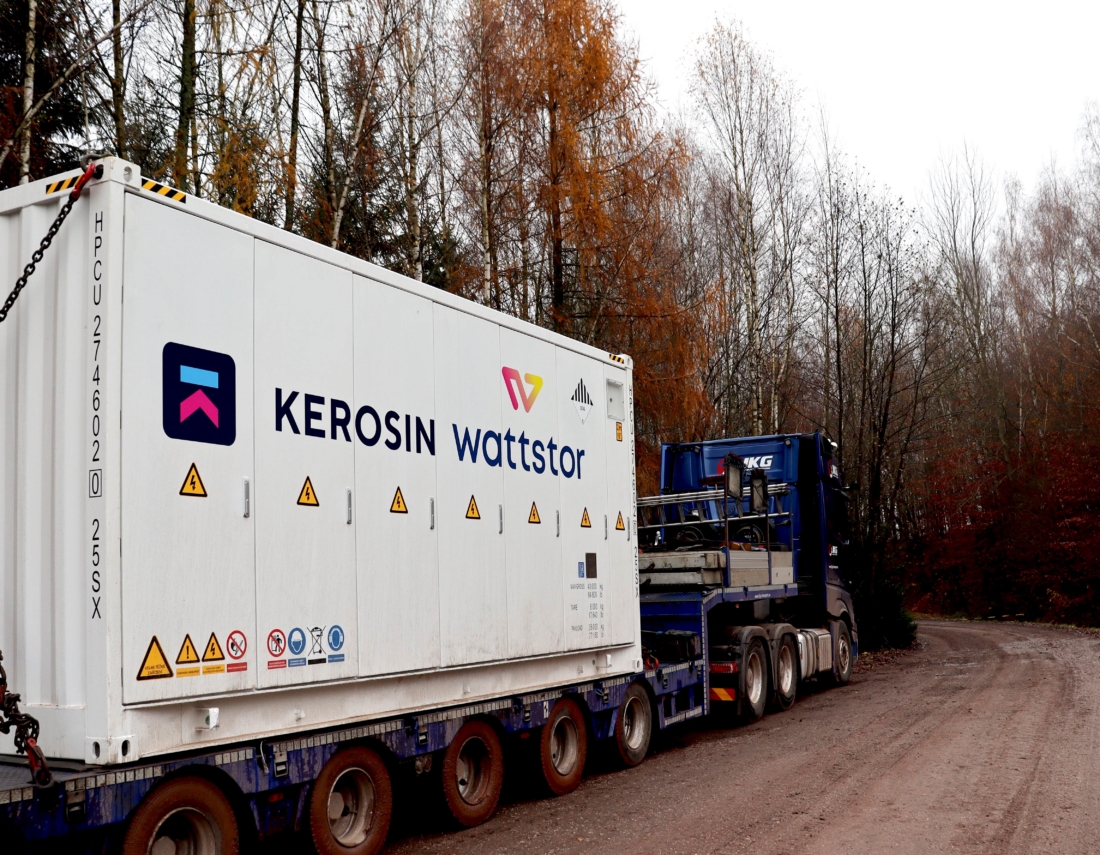 Přeprava bateriového úložiště kamionem, na BESS loga Wattstor a Kerosin
