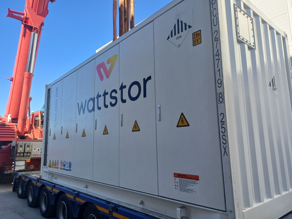 Wattstor BESS - převoz bateriového kontejneru na nákladním kamionu, na kontejneru logo SOLARNY DOM, s.r.o.
