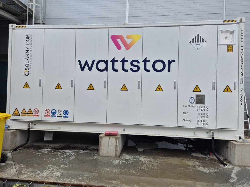 Wattstor BESS - pohled na bateriový kontejner s logem SOLARNY DOM s.r.o.